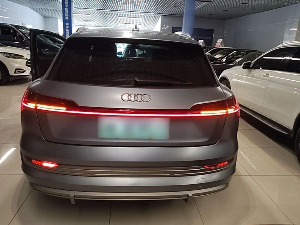 Audi e-tron - фото 2