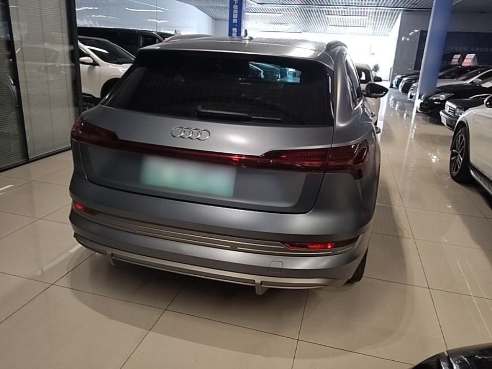 Audi e-tron - фото 3