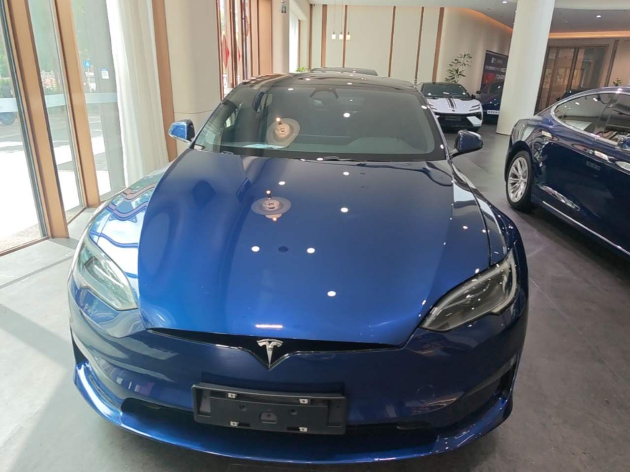 Tesla Model S - фото 1