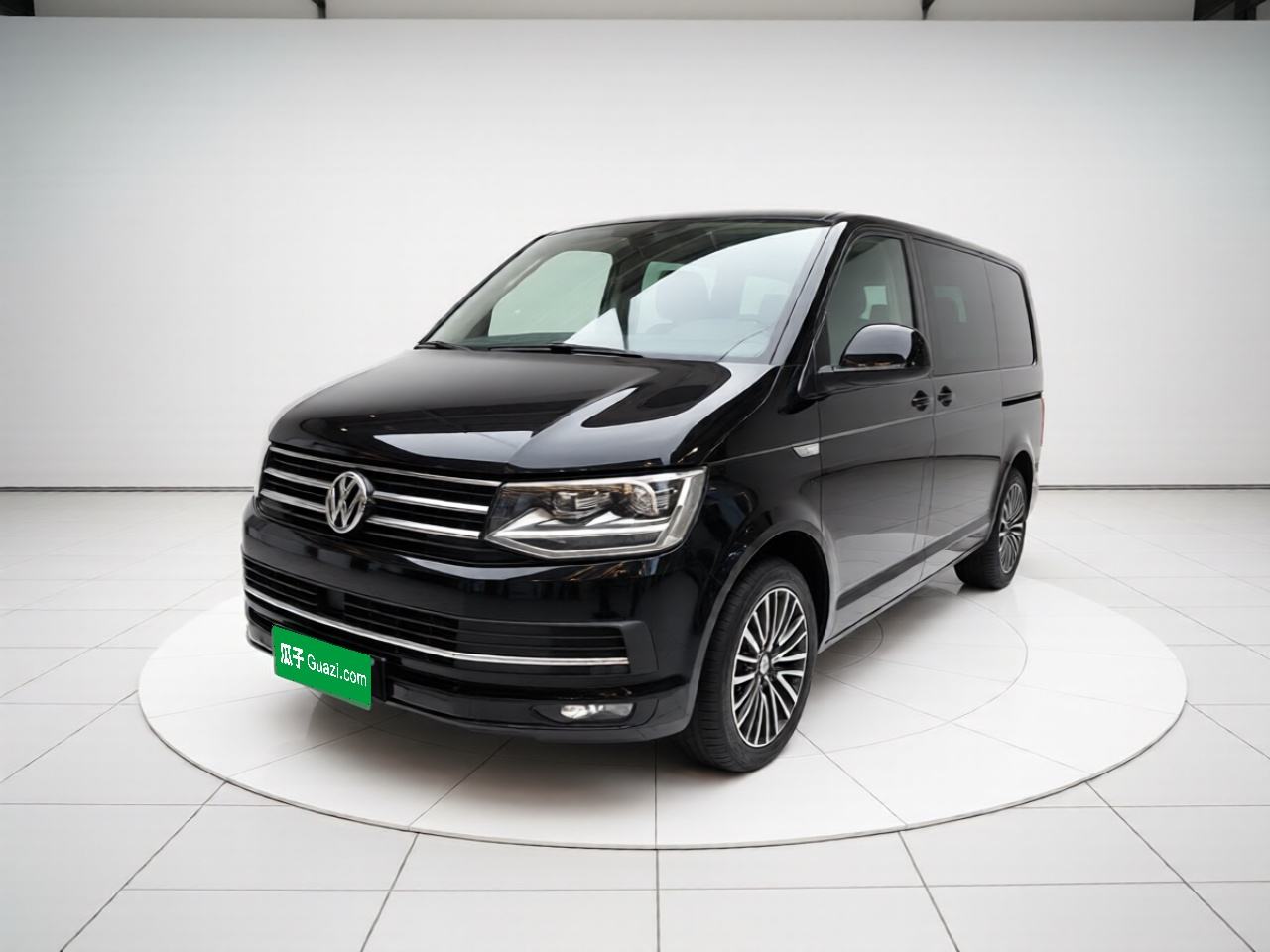 Volkswagen Multivan - фото 0
