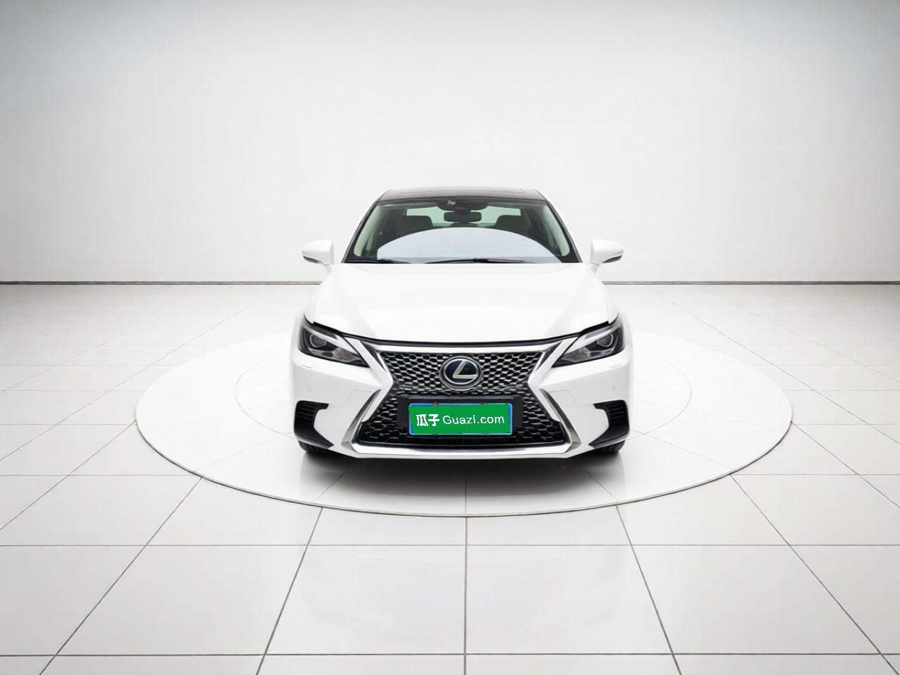 Lexus CT - фото 1