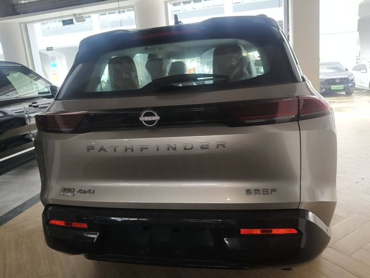 Nissan Pathfinder - фото 2