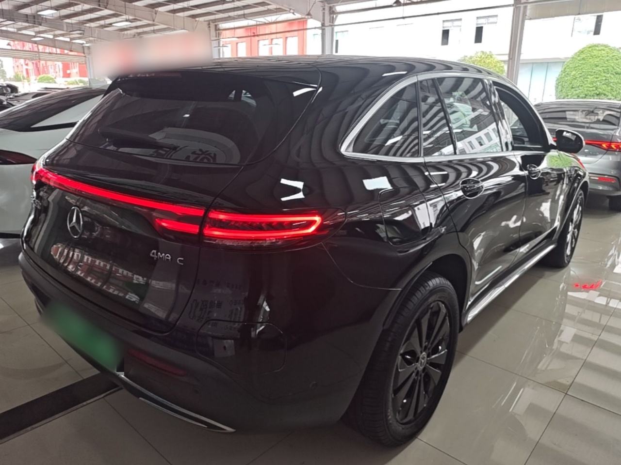 Mercedes-Benz EQC - фото 3