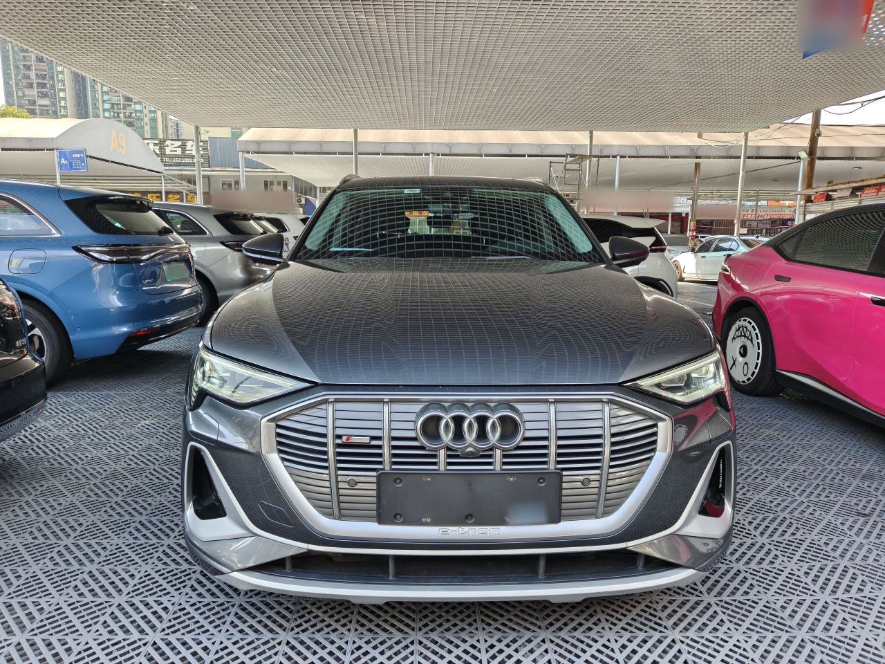 Audi e-tron - фото 1