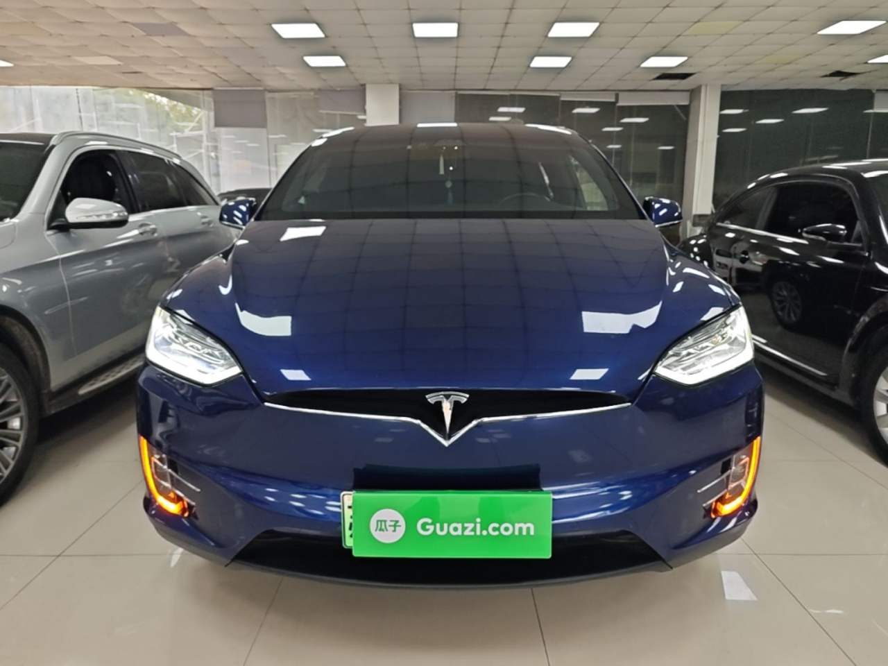 Tesla Model X - фото 1