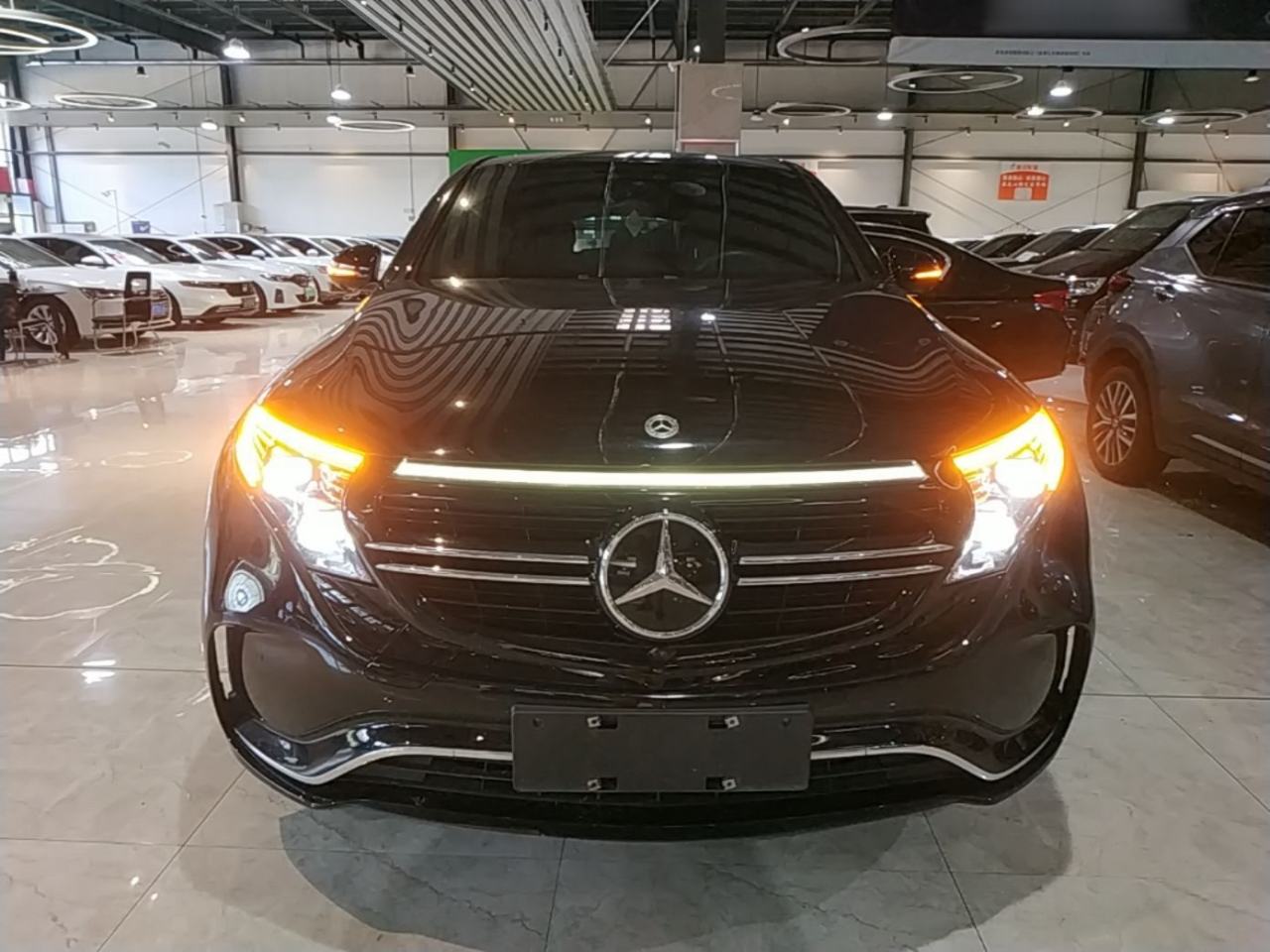 Mercedes-Benz EQC - фото 1