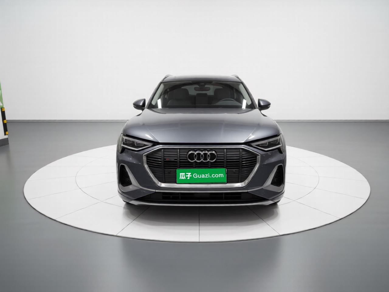 Audi e-tron - фото 1