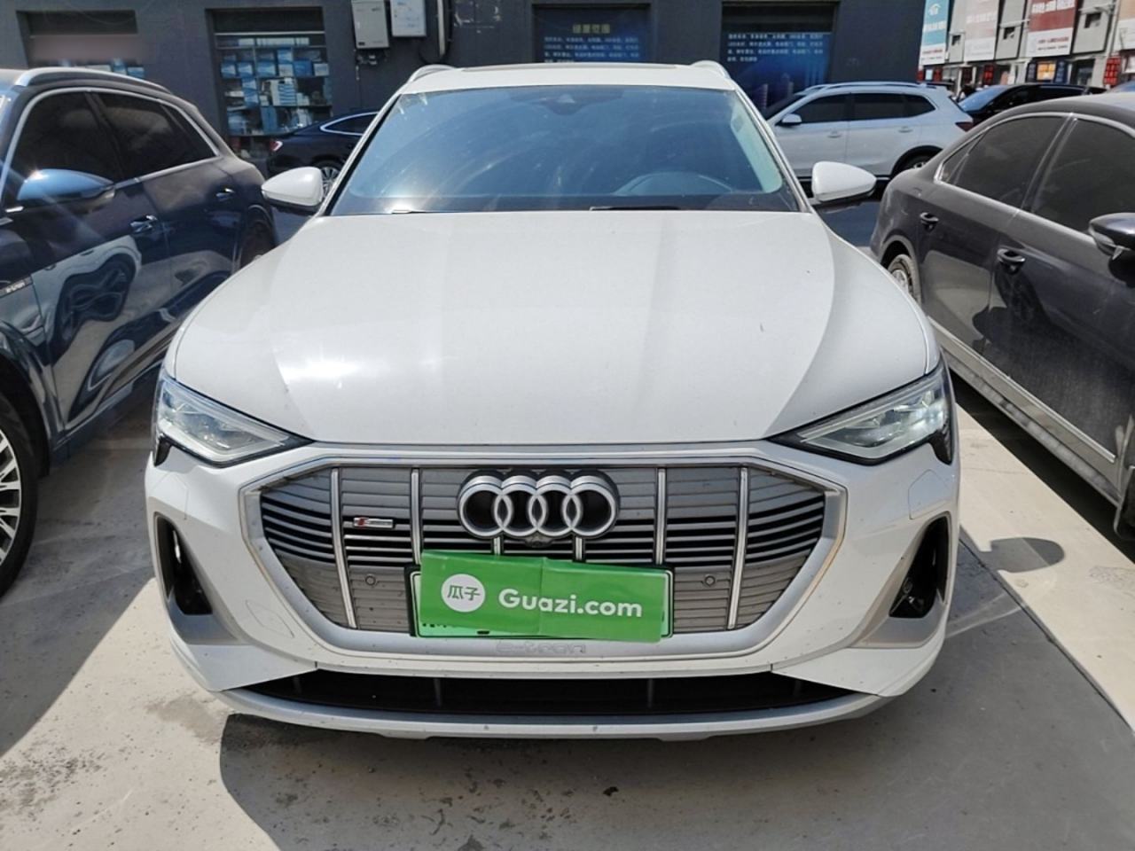 Audi e-tron - фото 1