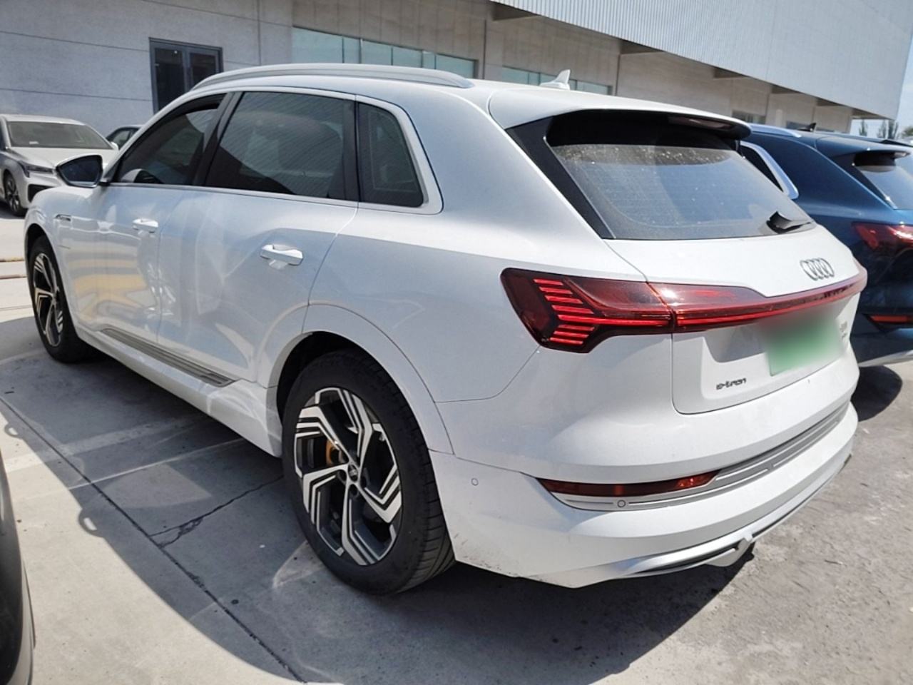 Audi e-tron - фото 3