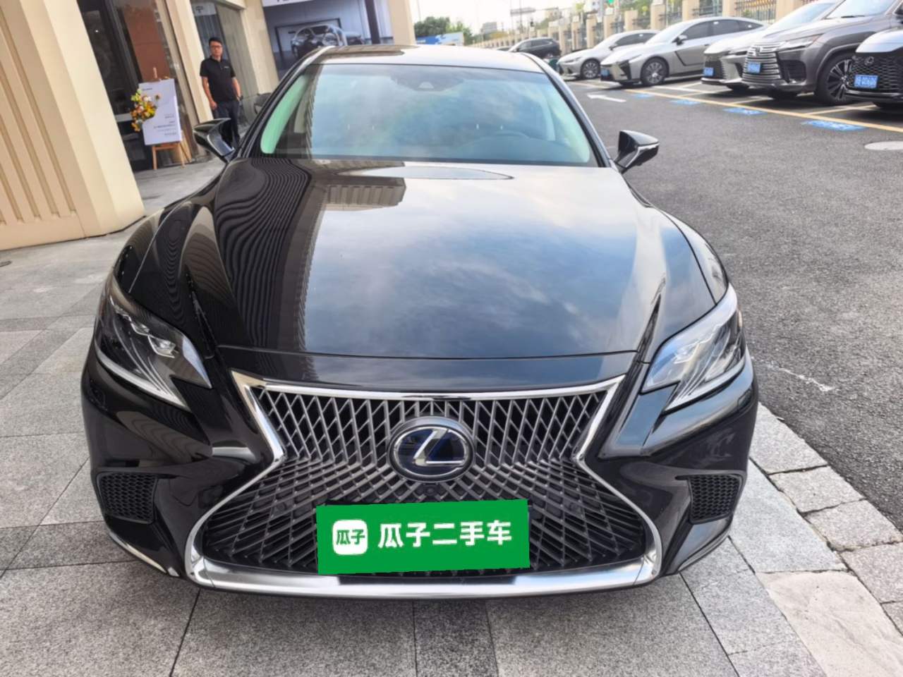 Lexus LS - фото 1
