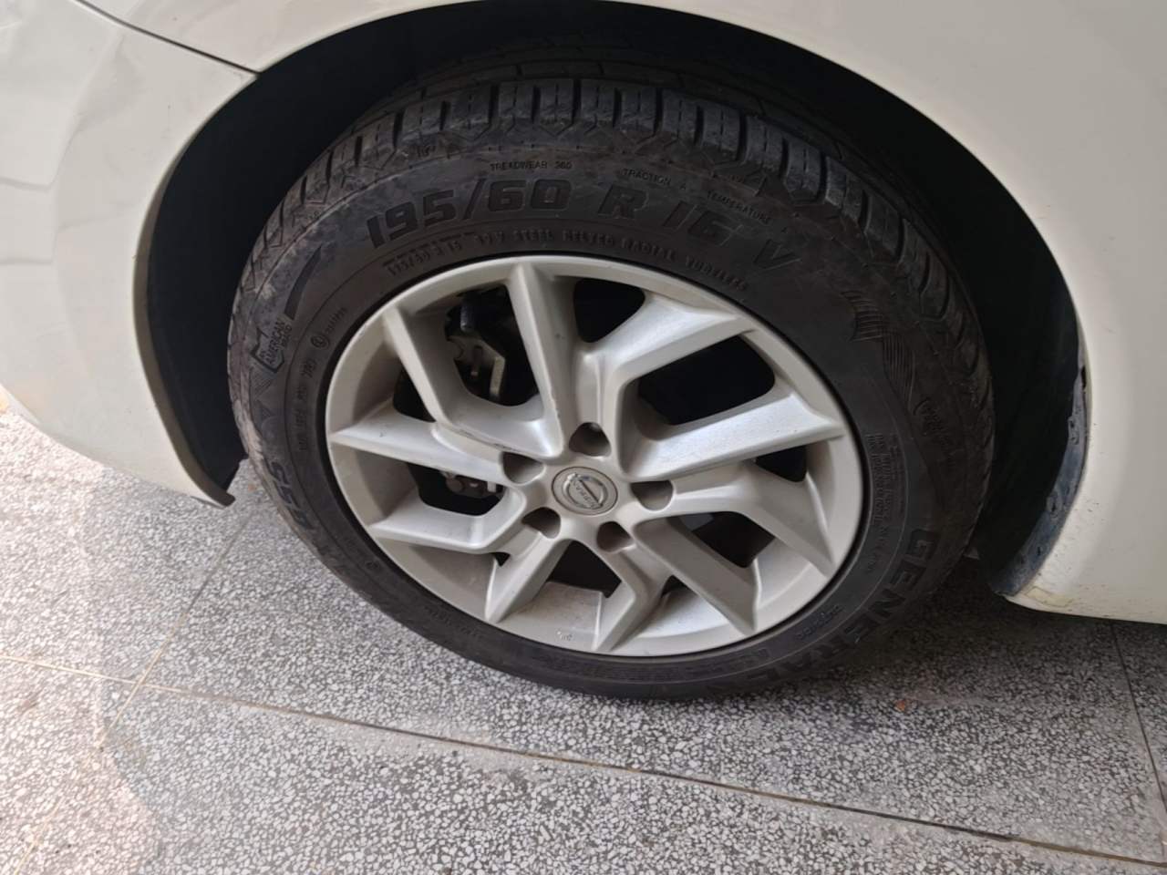 Nissan Tiida - фото 2