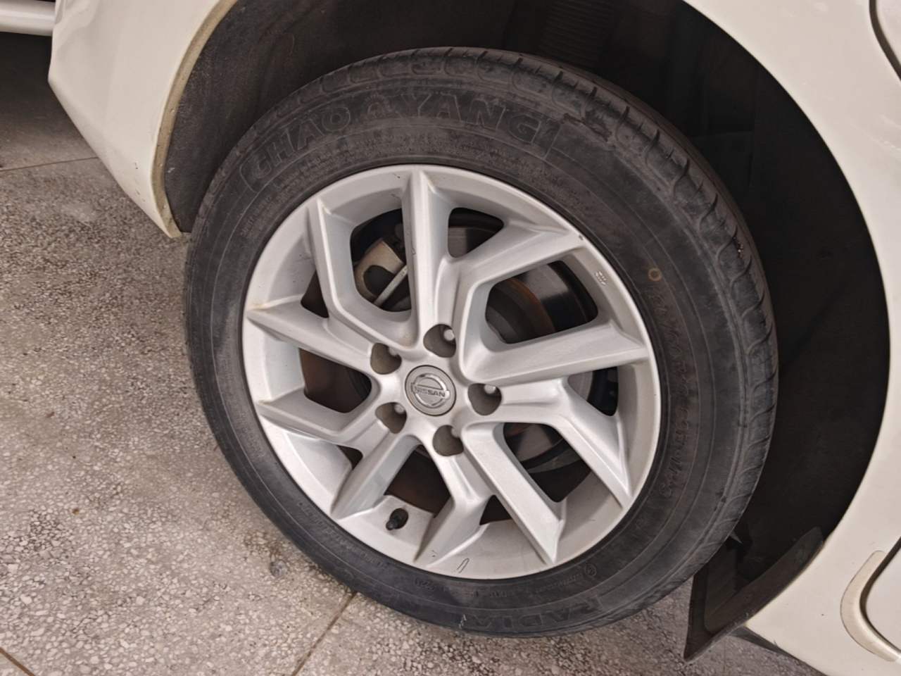 Nissan Tiida - фото 3