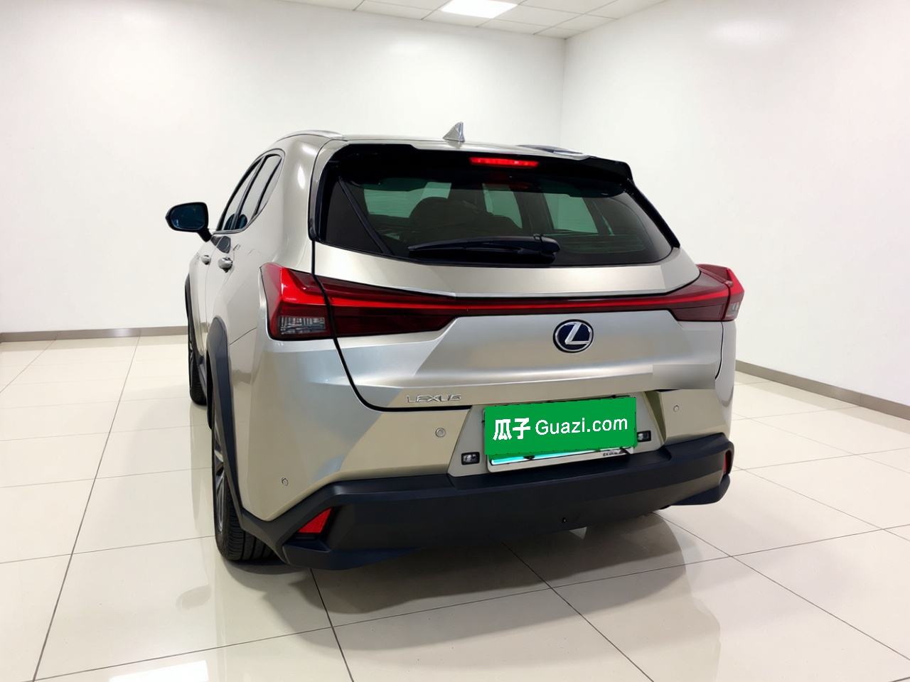 Lexus UX - фото 4