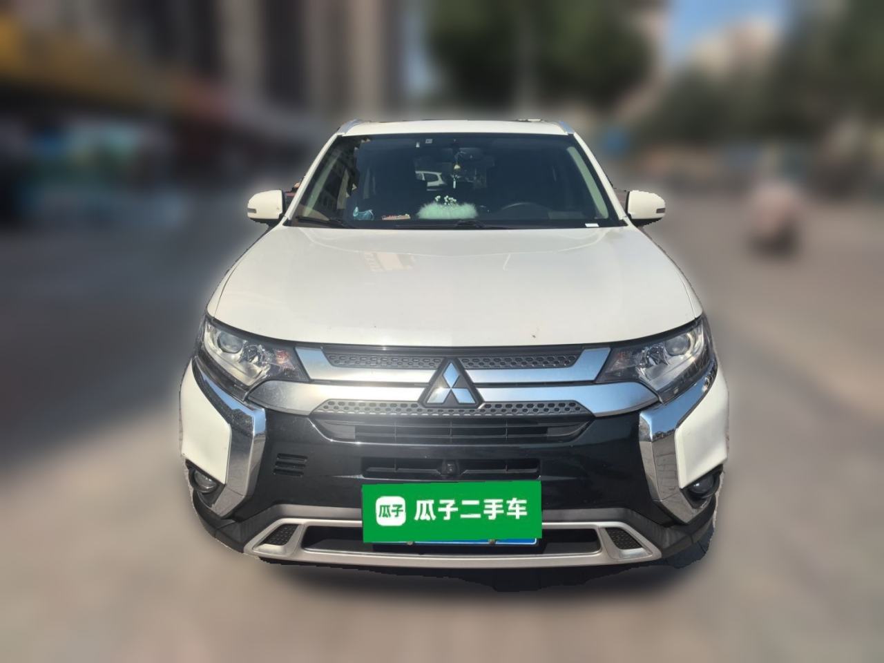 Mitsubishi Outlander - фото 1