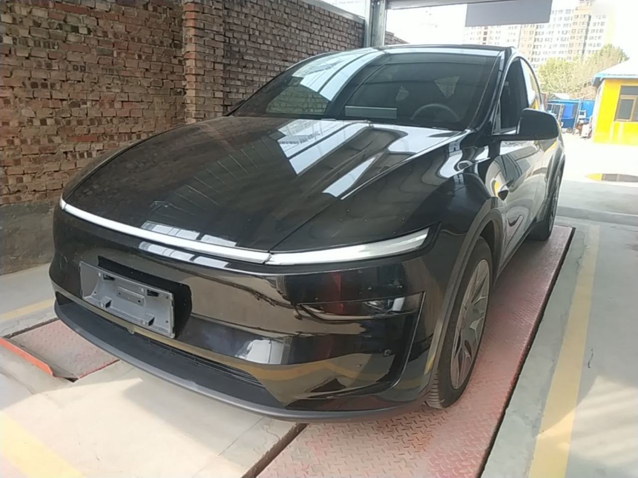 Tesla Model Y L - фото 0