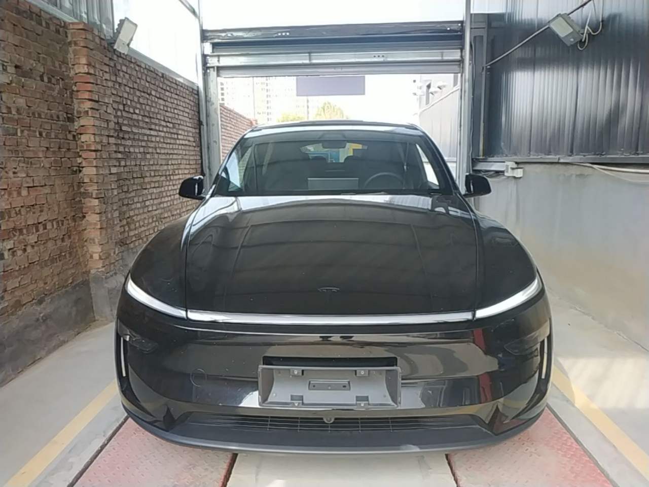 Tesla Model Y L - фото 1