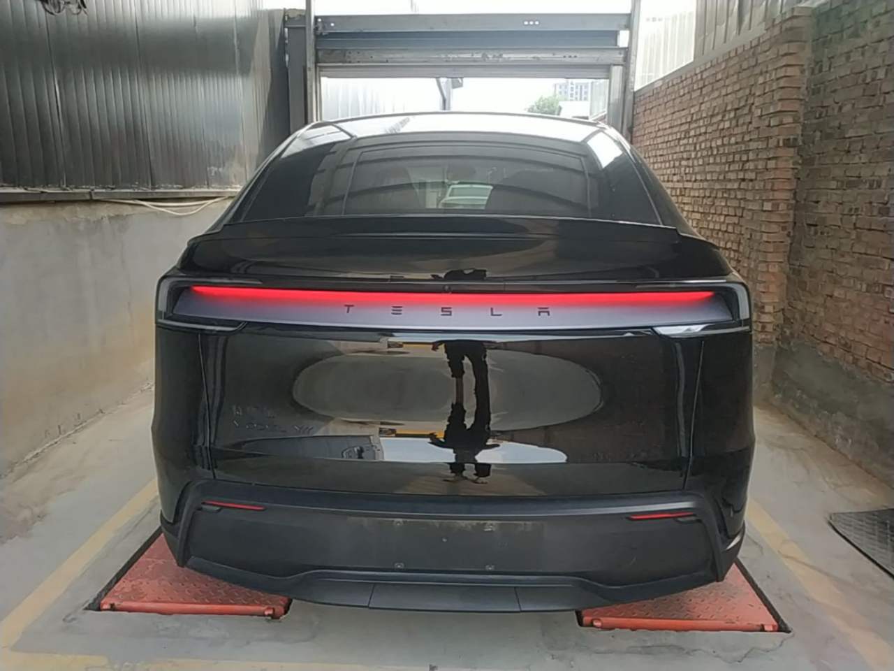 Tesla Model Y L - фото 4