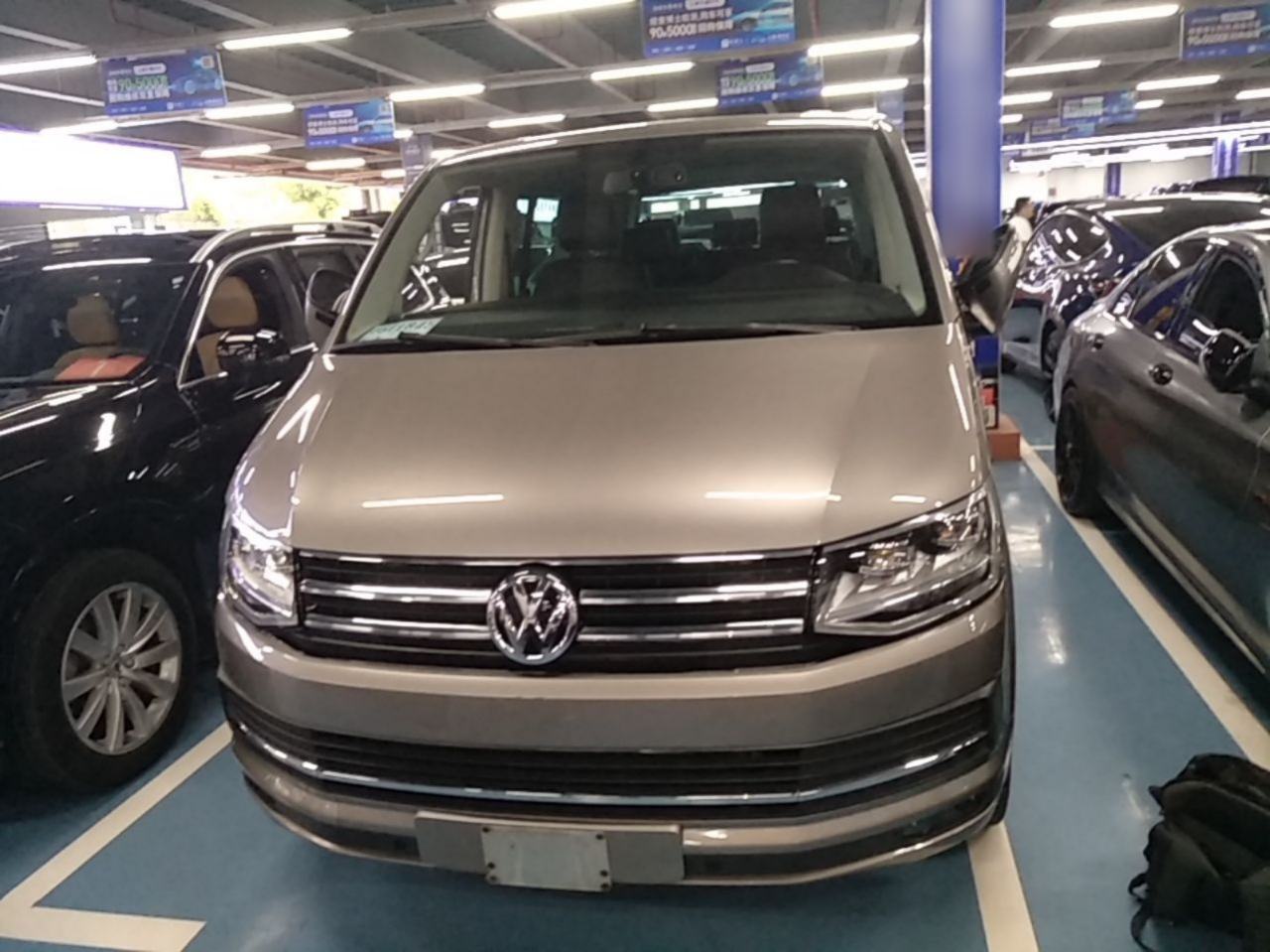 Volkswagen Multivan - фото 1