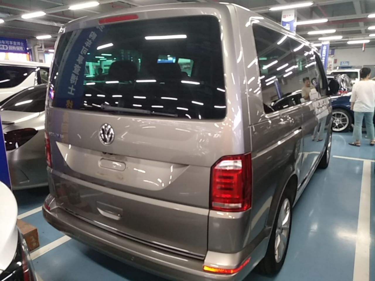 Volkswagen Multivan - фото 3