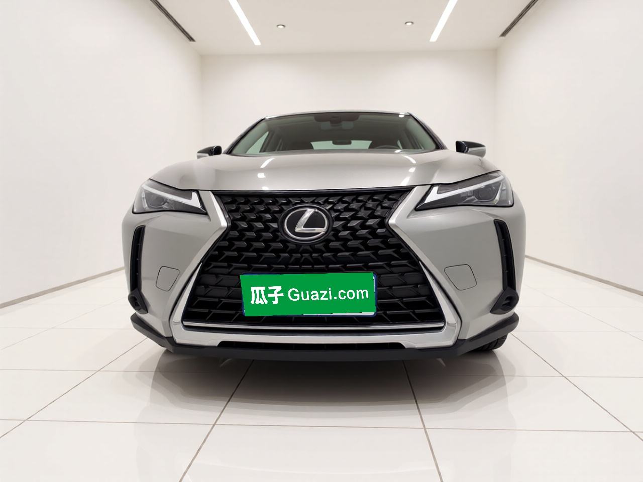 Lexus UX - фото 1