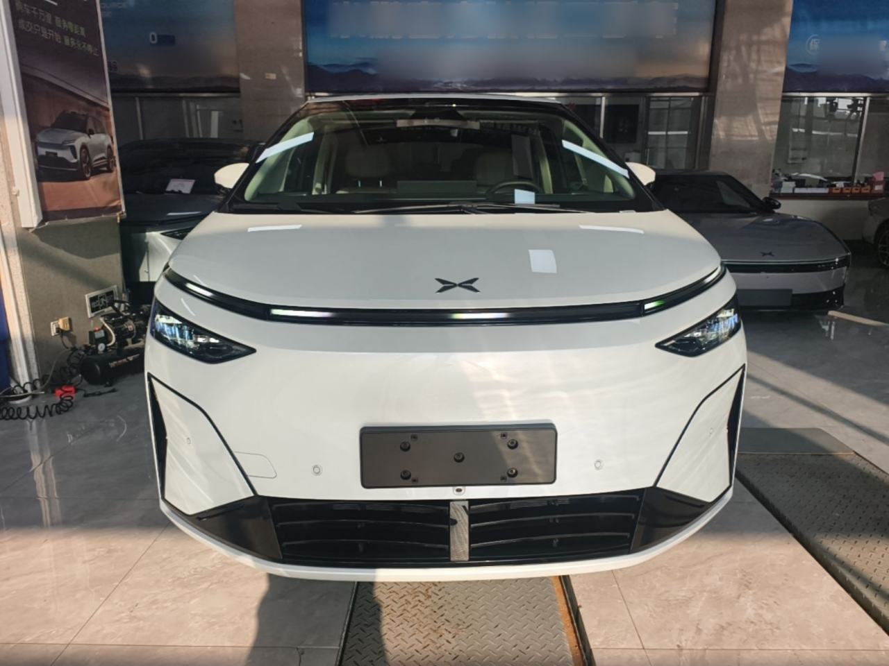 XPeng X9 - фото 1