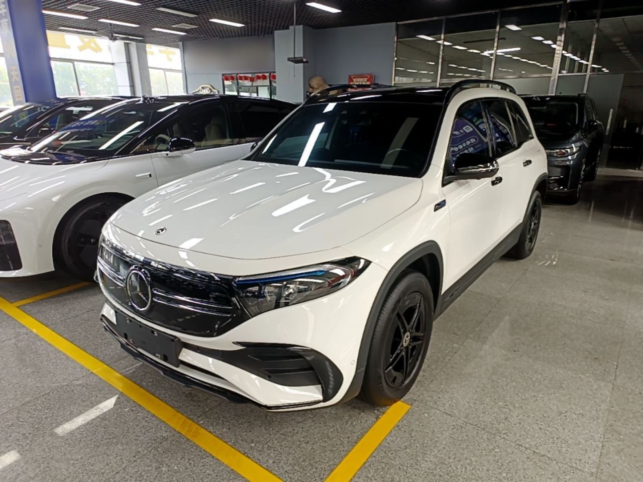 Mercedes-Benz EQB - фото 0
