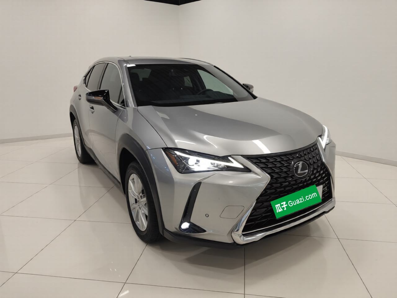 Lexus UX - фото 2