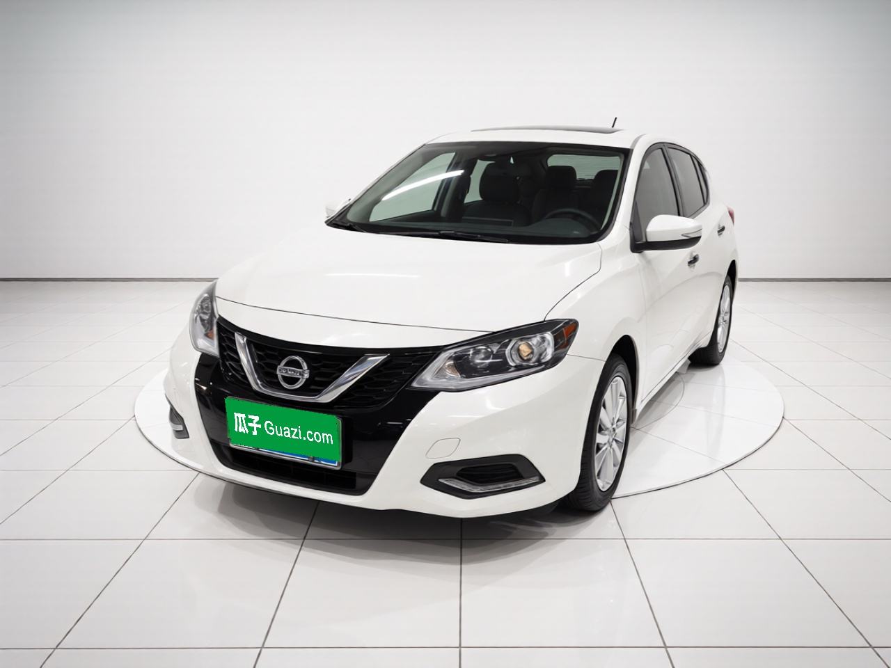 Nissan Tiida - фото 0