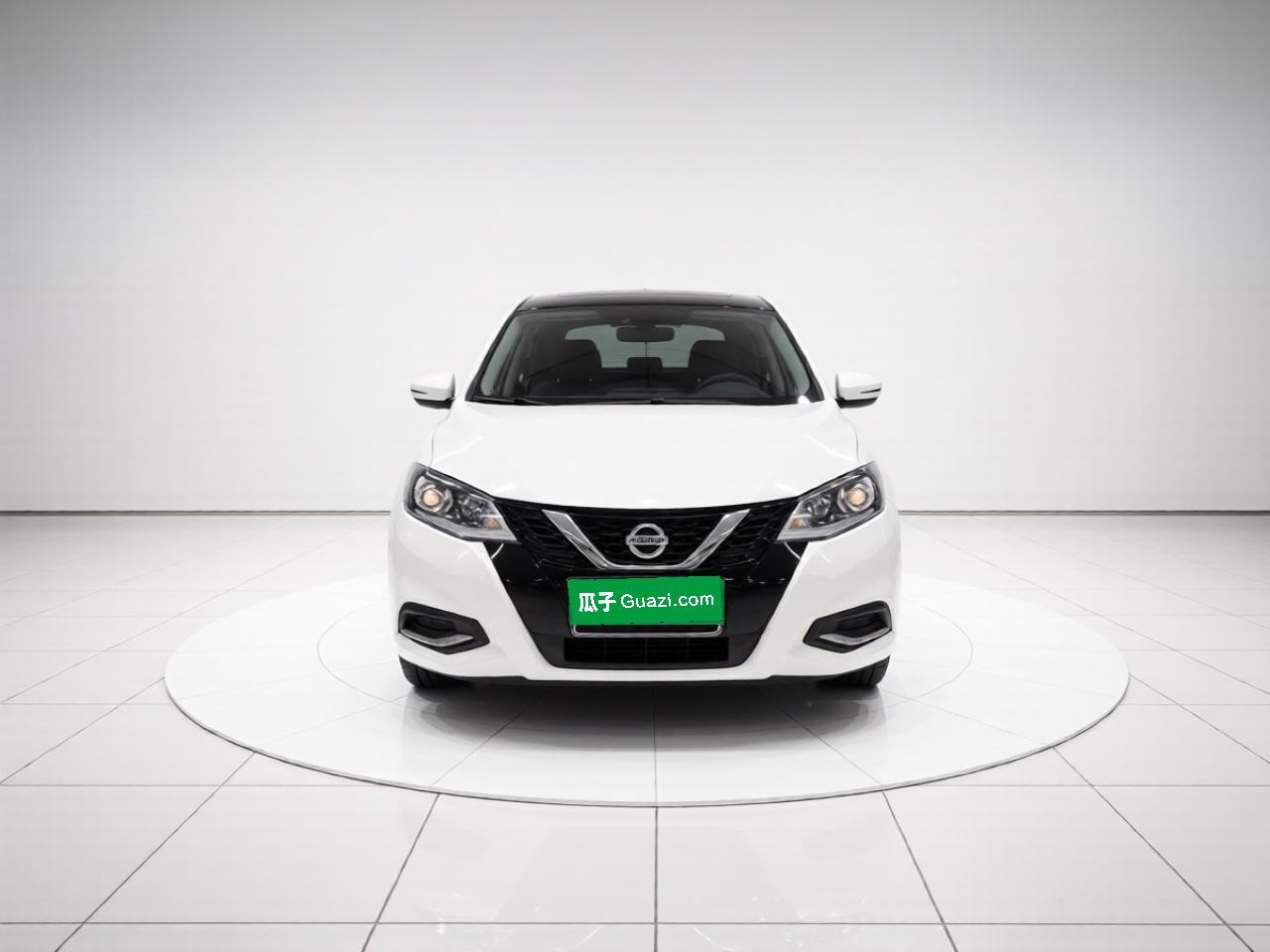 Nissan Tiida - фото 1