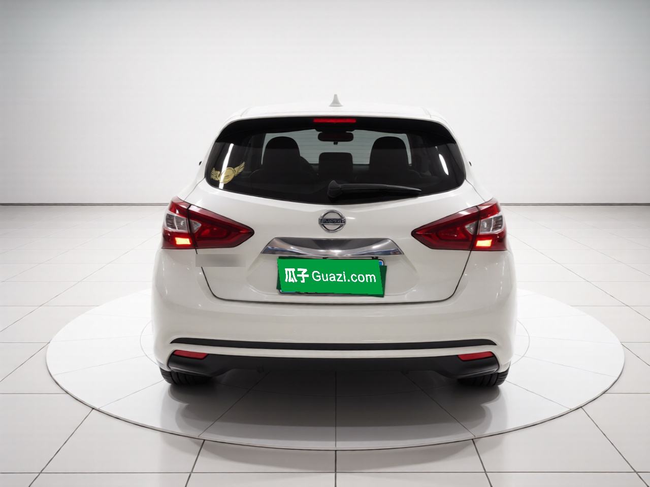 Nissan Tiida - фото 2