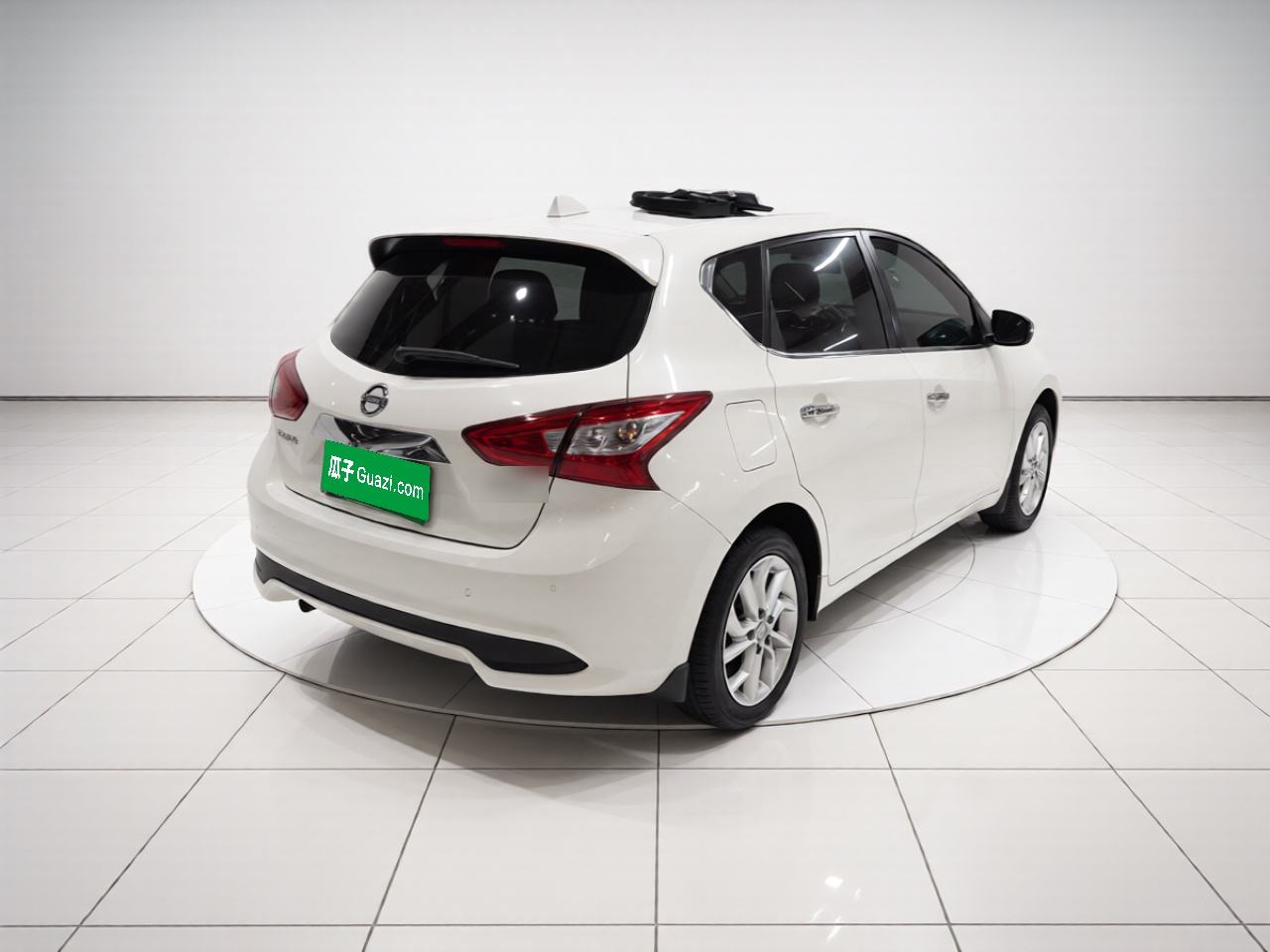Nissan Tiida - фото 3