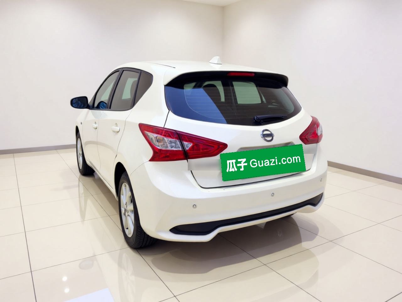 Nissan Tiida - фото 3