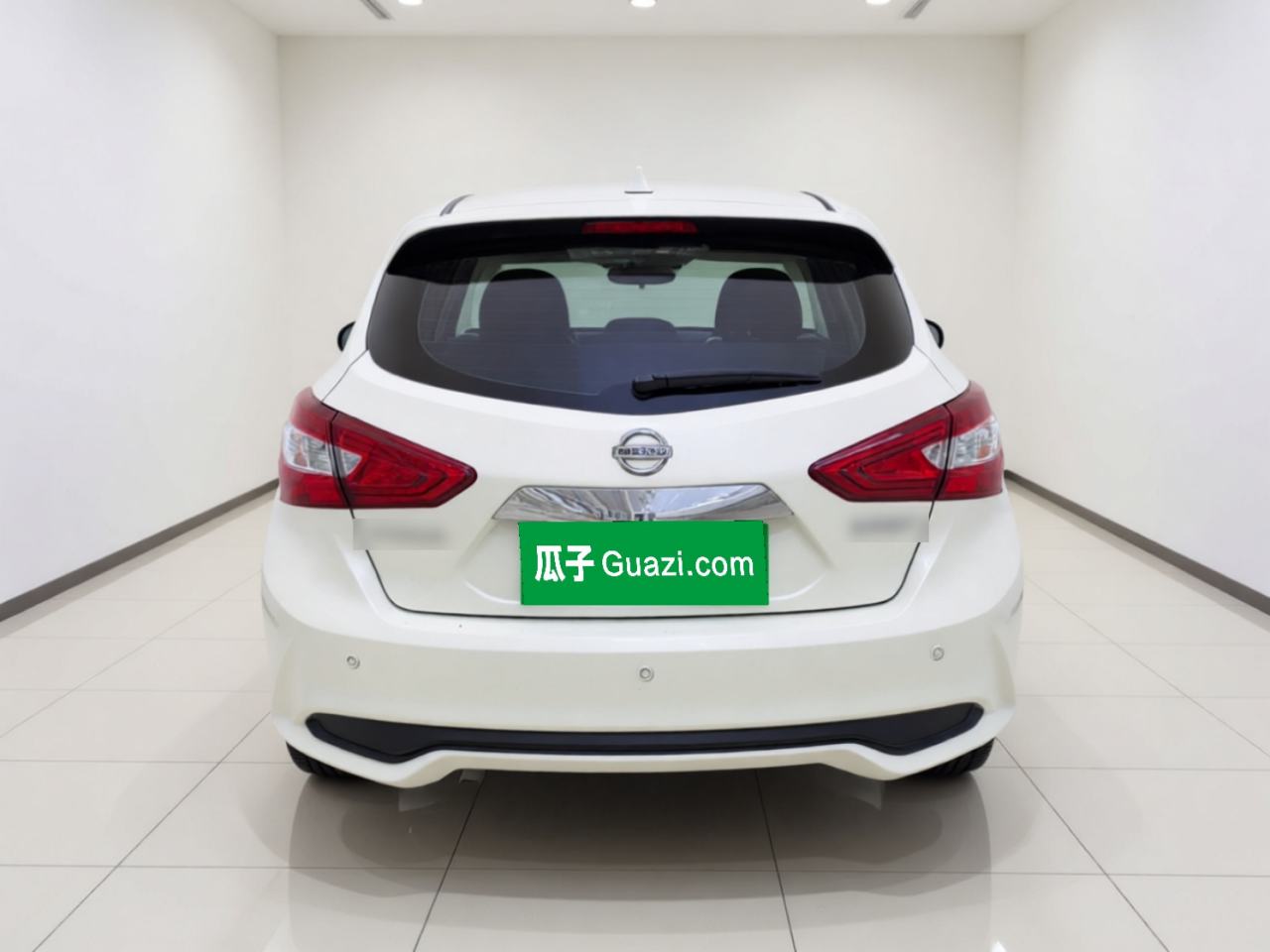 Nissan Tiida - фото 4