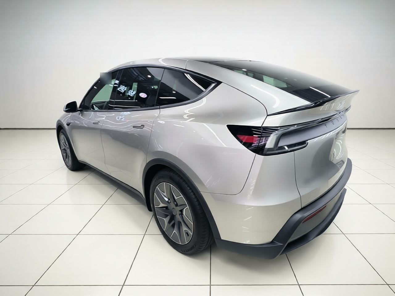 Tesla Model Y L - фото 3