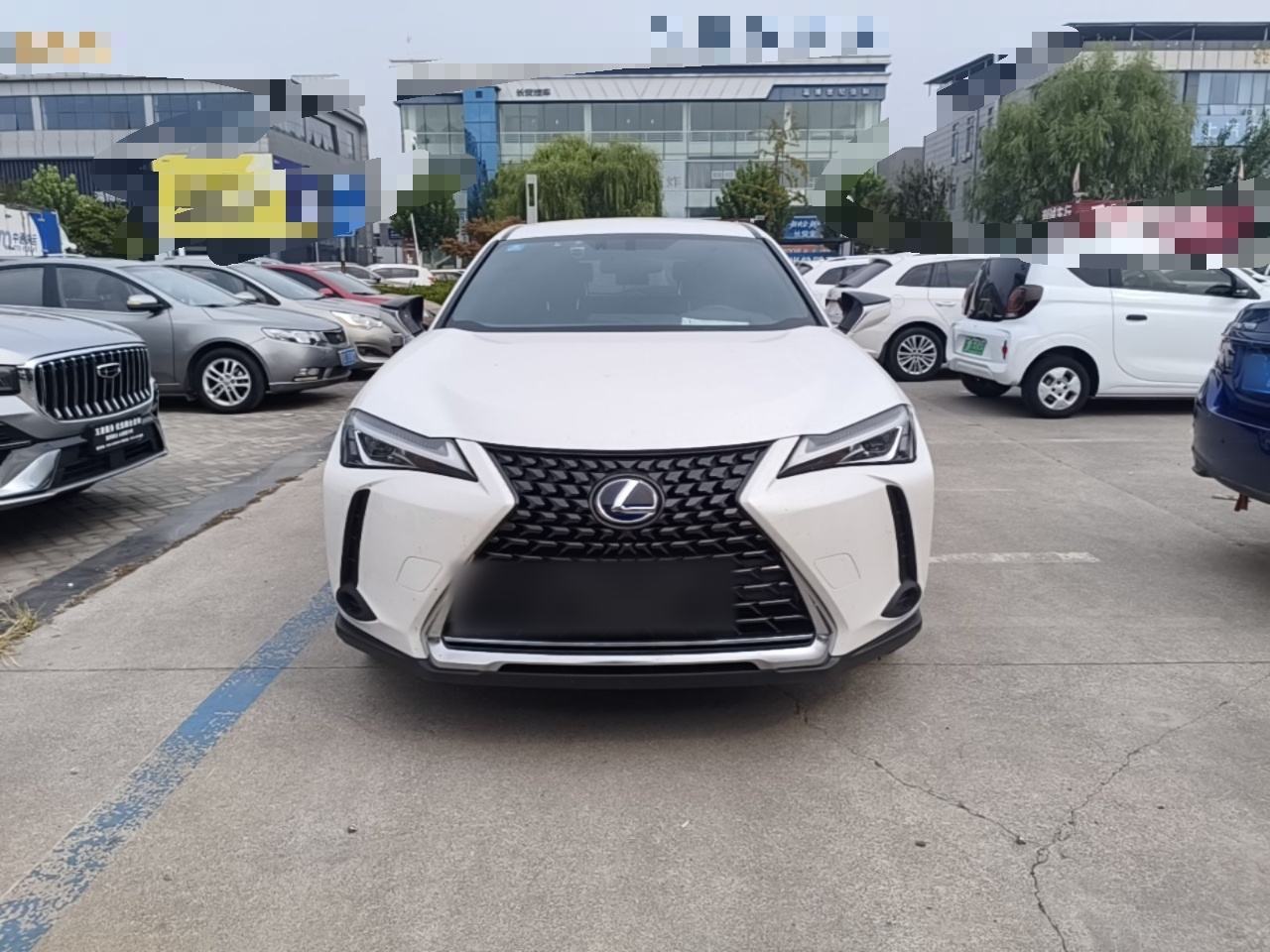 Lexus UX - фото 1