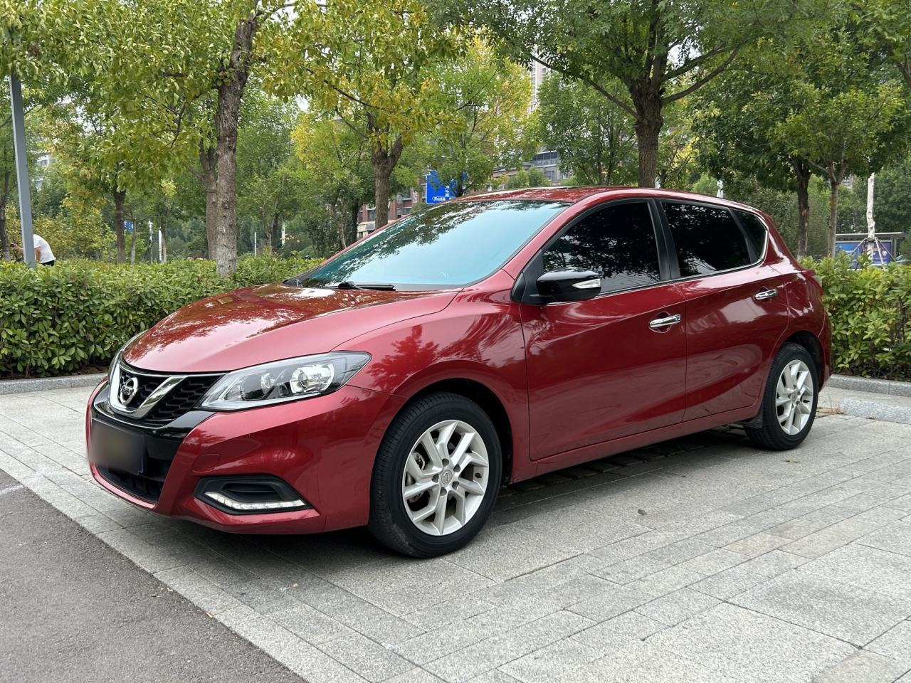 Nissan Tiida - фото 0
