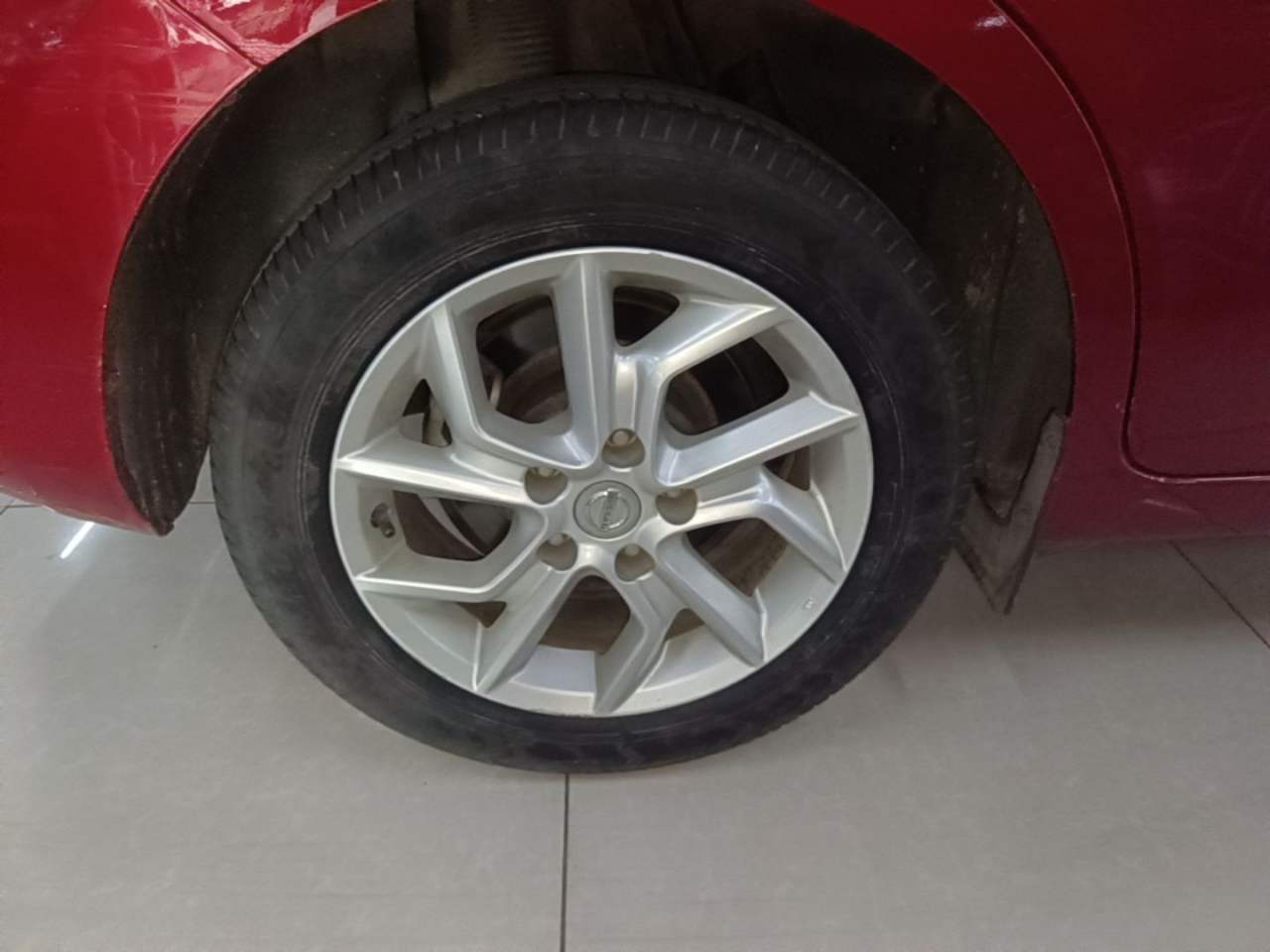 Nissan Tiida - фото 2