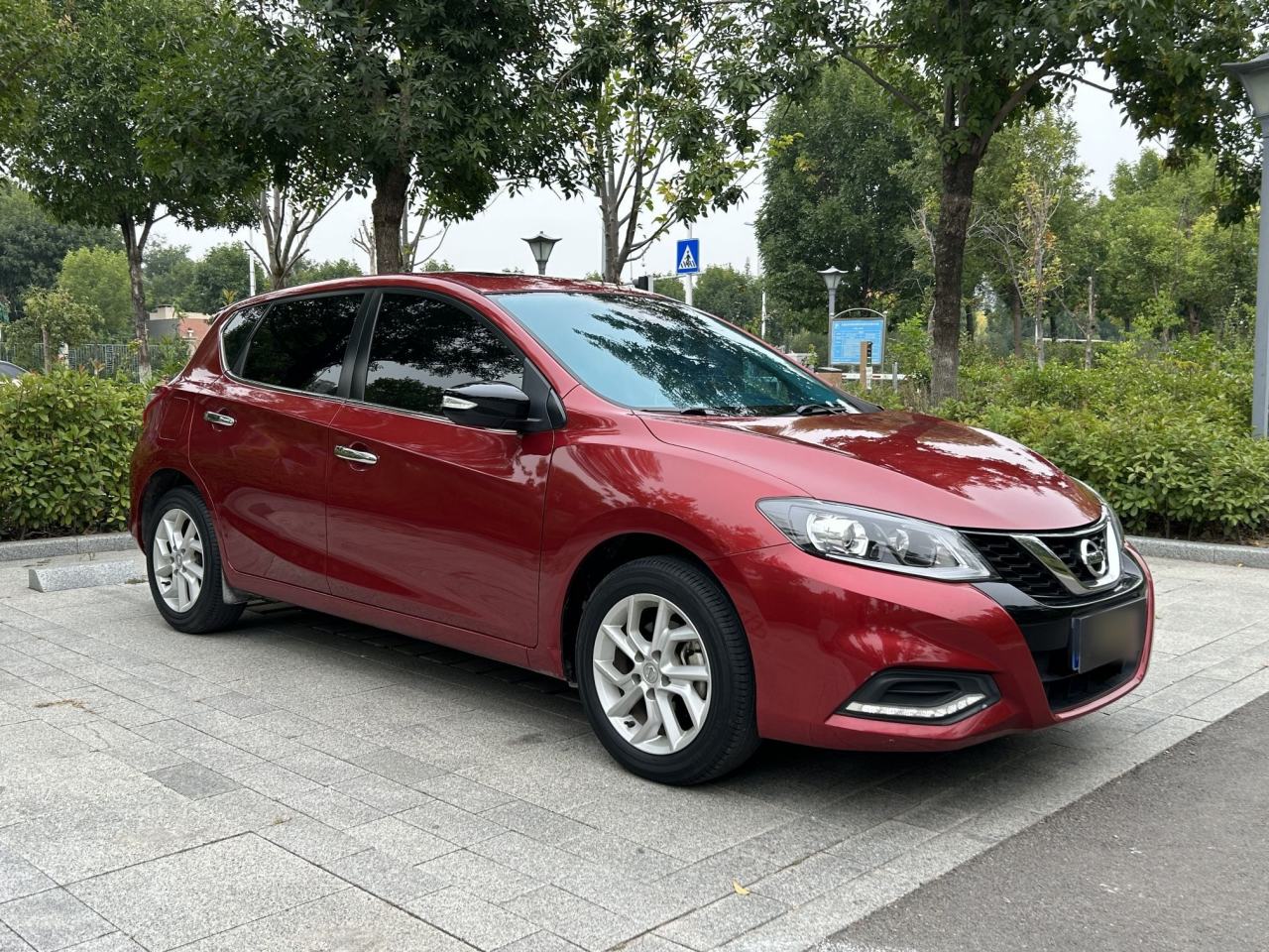 Nissan Tiida - фото 4