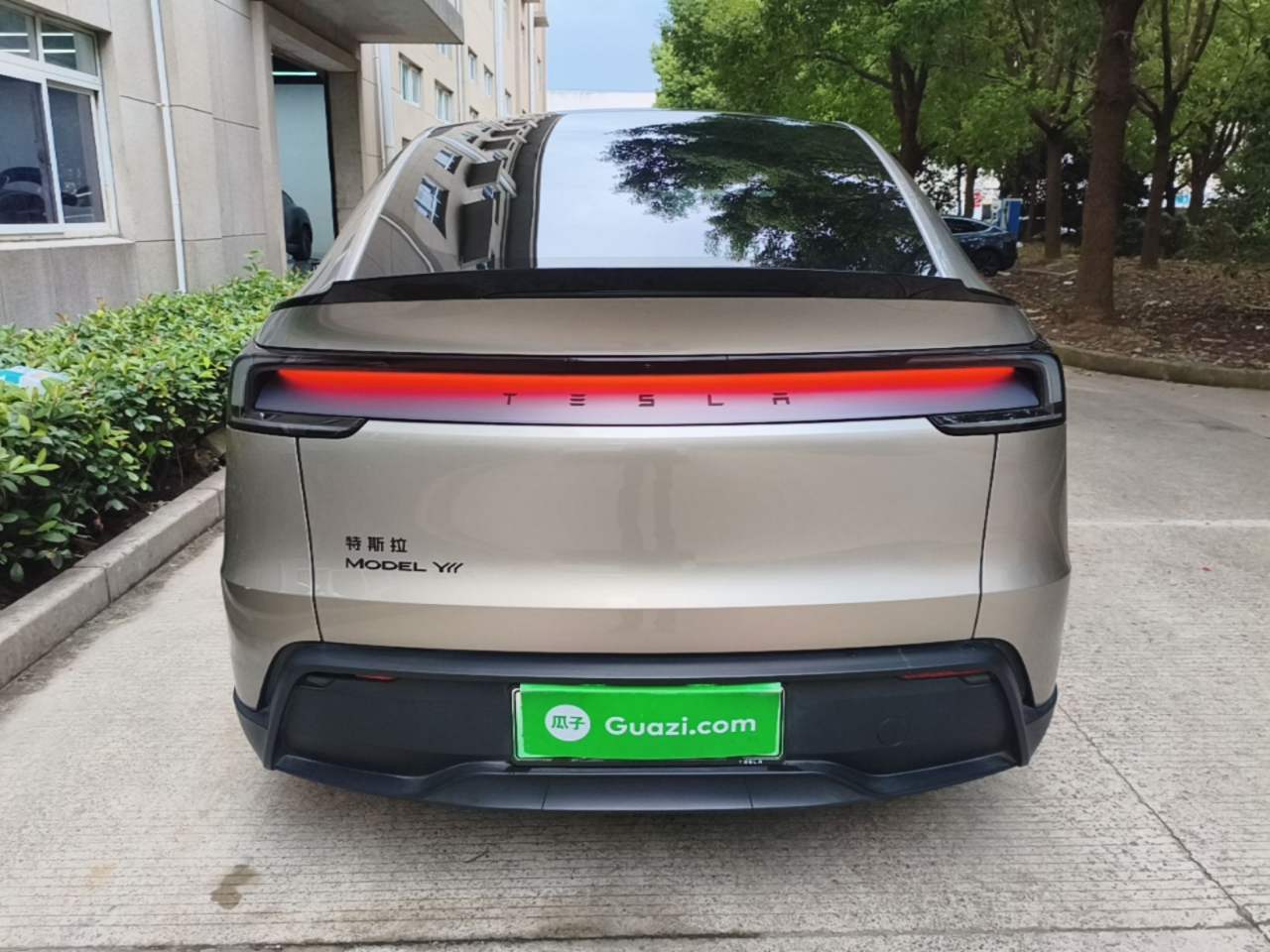 Tesla Model Y L - фото 2