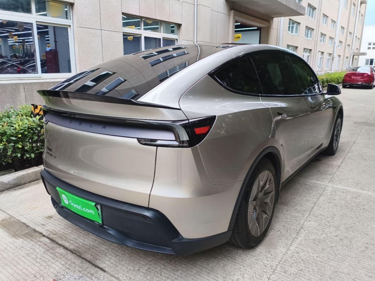Tesla Model Y L - фото 3