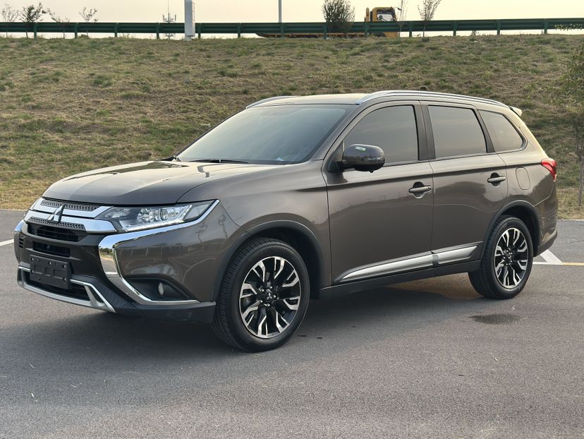 Mitsubishi Outlander - фото 0