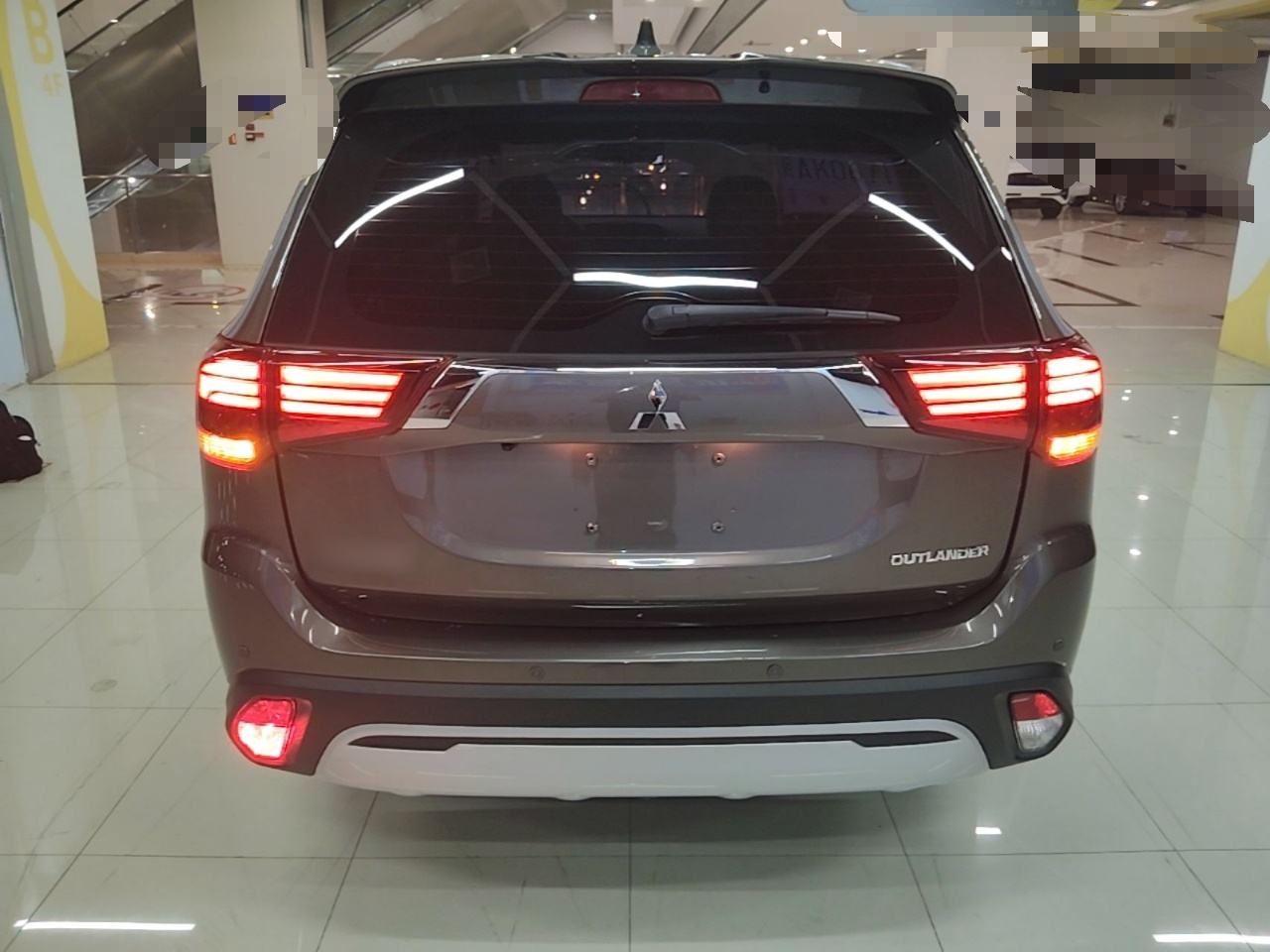 Mitsubishi Outlander - фото 2