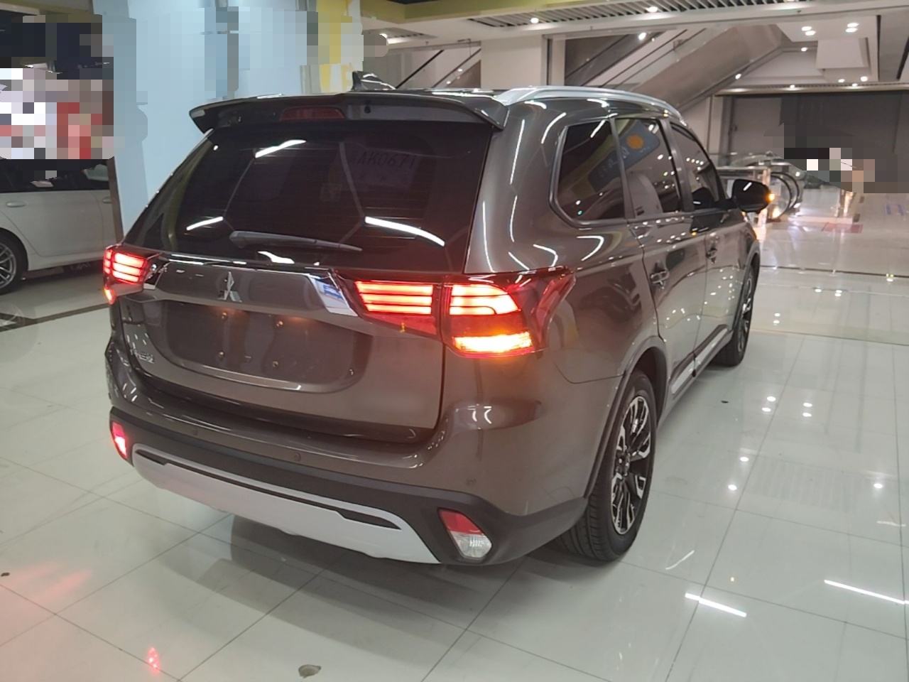 Mitsubishi Outlander - фото 3