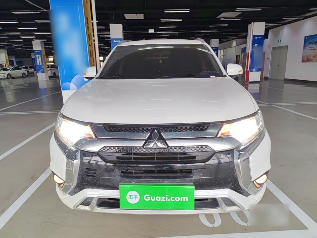 Mitsubishi Outlander - фото 1