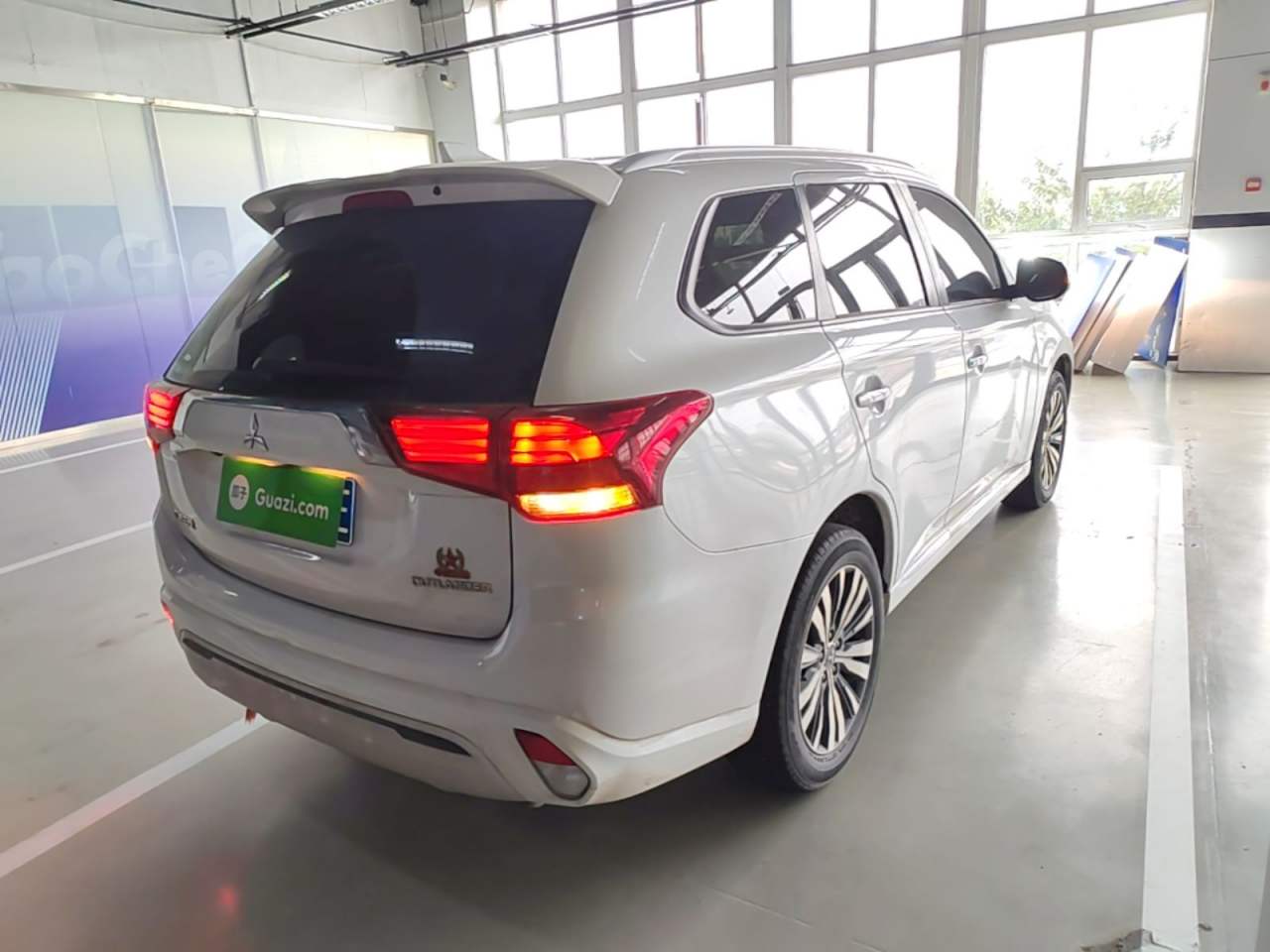 Mitsubishi Outlander - фото 3