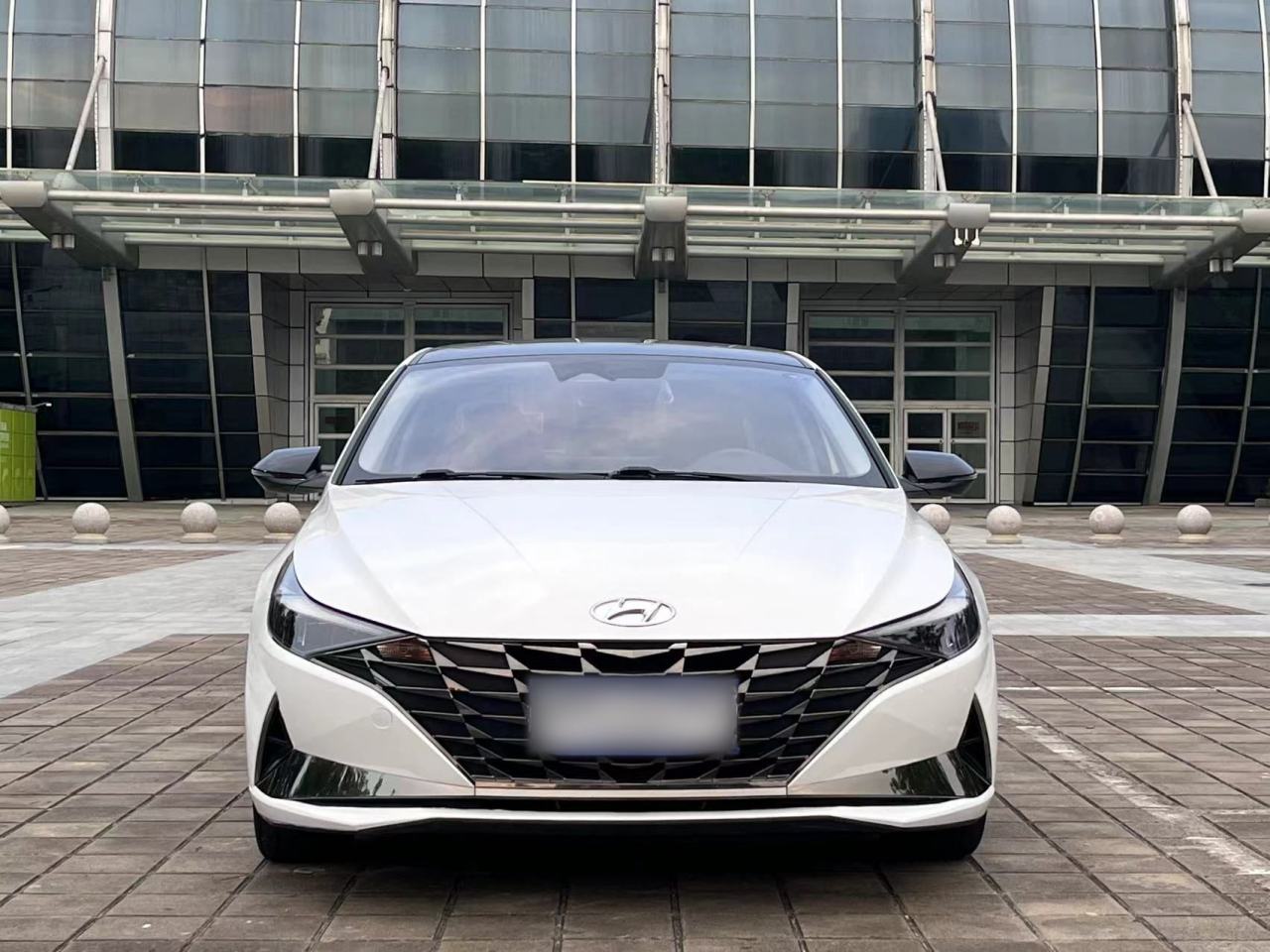 Hyundai Elantra - фото 1