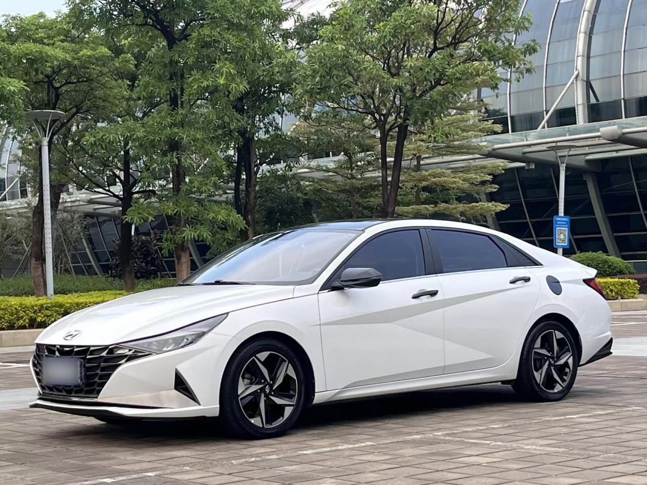 Hyundai Elantra - фото 2
