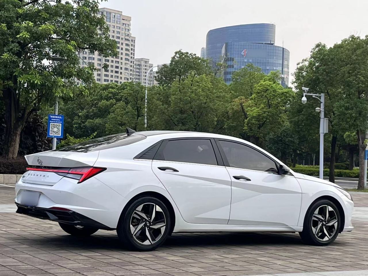 Hyundai Elantra - фото 3