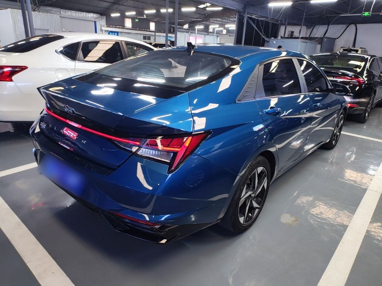Hyundai Elantra - фото 3