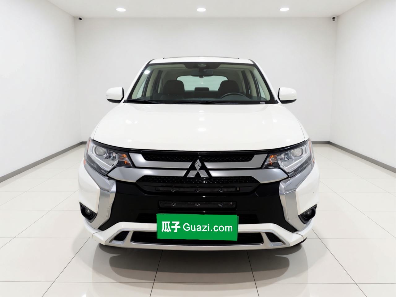 Mitsubishi Outlander - фото 1